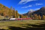 Ge 4/4 III 641 mit einem Regio am 21.10.2018 bei Bever.