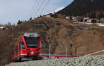 Mit dem Bergdorf Latsch im Hintergrund, fährt ein Interregio Chur - St.Moritz mit einer Alvra-Garnitur und der Zuglok Ge 4/4 III 648 bei Bergün bergwärts.