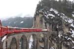 Ge 4/4 III 641 mit Regionalzug auf dem Landwasser-Viadukt.