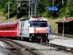 RhB - Ge 4/4 644 vor Schnellzug bei der einfahrt in den Bahnhof von Filisur am 26.07.2009