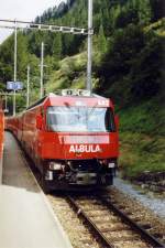 Die Ge 4/4 III (642)  Breil  wirbt mit  100 Jahre Albula-Bahn . Zu beachten sind die nur auf dieser Lok vorhandenen Lautsprecher ber dem Fhrerstand um die frohe Kunde auch akustisch zu verbreiten.