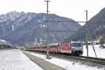 Lok 651 vom Typ GE 4'4 III der Rhtischen Bahn mit Eigenwerbung fr den Glacier-Express ist mit dem BEX 953 nach Tirano unterwegs.Aufgenommen bei Felsberg am 29.1.2013