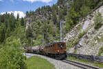 RhB Ge 4/6 353 ist unterwegs ins Engadin, aufgenommen kurz nach Filisur am 29.05.2023.