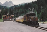 RhB: Sommerzug mit der Ge 6/6I 414 bei der Ausfahrt Preda im Jahre 2003.
Foto: Walter Ruetsch