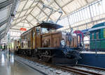 
Das Rhätisches Krokodil 411 bzw. die RhB Ge 6/6 I 411, ausgestellt im Verkehrszentrum des Deutschen Museums in München (Theresienhöhe), hier am 16.06.2018.

Die Ge 6/6 I ist eine Elektrolokomotivbaureihe der Rhätischen Bahn (RhB). Wegen ihrer Form und Konstruktion – sie ähneln den SBB-Krokodilen der Gotthardbahn – werden die C'C'-Lokomotiven von Eisenbahnfreunden auch Rhätisches Krokodil genannt, RhB-intern ist C-C die geläufige Bezeichnung.

Die Ge 6/6 I Rh.B. 411 wurde 1925 von A.G. Brown, Boveri & Cie. (Fabrik-Nr. 2241), der Schweizerische Lokomotiv- und Maschinenfabrik Winterthur (Fabrik-Nr. 3344), sowie der Maschinenfabrik Oerlikon gebaut.

Die fortschreitende Elektrifizierung des RhB Stammnetzes mit Einphasenwechselstrom (11 kV, 16 2/3 Hz) zwang die RhB Anfang der 20er Jahre des vergangenen Jahrhunderts zur Beschaffung leistungsfähiger Elektrolokomotiven.
1921 konnten die ersten sechs sechsachsigen Lokomotiven des Typs Ge 6/6 in Betrieb genommen werden. Diese Fahrzeuge, die seinerzeit als die leistungsstärksten Schmalspurlokomotiven der Welt galten, verdrängten schnell die Dampflokomotiven auf der Albulalinie. 1924 konnten vier, 1925 weitere zwei und schließlich 1929 nochmals drei Lokomotiven dieses Types in Dienst gestellt werden.
Mit Auslieferung der Ge 4/4 I und Ge 6/6 II wurden die als Rhätisches Krokodil bekannten Ge 6/6 I in den Güterzugdienst abgeschoben. Dennoch prägten diese Fahrzeuge über Jahrzehnte das Bild der RhB und gelten daher bei vielen Fans noch heute als die RhB-Lokomotive schlechthin.
Erst mit Verfügbarkeit der zweiten Serie der Ge 4/4 II wurde ein Großteil der Krokodile entbehrlich. Nur noch drei Exemplare verblieben auf dem Netz der RhB und stehen noch heute hauptsächlich für Sonderfahrten zur Verfügung.

Das eine oder andere RhB Krokodil blieb der Nachwelt als Denkmallokomotive erhalten. Lok 402 ist seit 1985 im Verkehrshaus der Schweiz in Luzern ausgestellt. Die Nummer 407 stand viele Jahre lang vor einem Zürcher Bankhaus. Sie wurde jedoch wieder nach Graubünden verfrachtet und steht heute auf einem Denkmal in der Nähe des Bahnhofs Bergün. Lok 406 wurde 1984 auf dem ehemaligen ABB Areal in Zürich Oerlikon aufgestellt und später im Werk Pratteln ausgestellt. Dieses äußerlich sehr gut erhaltene Exemplar ist leider nicht der Öffentlichkeit zugänglich. Nummer 413 wurde 1996 verschrottet. Nach einem Rangierunfall wurde die Ge 6/6 411 zusammen mit dem Salonwagen As 1154 im Juni 2001 an das Deutsche Museum in München als Leihgabe abgegeben.

TECHNISCHE DATEN der RhB Ge 6/6 I (Rhätisches Krokodil):
Betriebsnummern: 401 - 415
Hersteller - Kasten und Drehgestelle: SLM
Hersteller - Elektrik: BBC, MFO
Inbetriebsetzung: 1921 - 29
Anzahl Fahrzeuge: 15 (betriebsfähig 2, erhalten 6)
Spurweite: 1.000 mm
Achsanordnung: C'C'
Länge über Puffer: 13.300 mm
Breite: 2.650 mm
Drehzapfenabstand: 5.670 mm
Achsabstand im Drehgestell: 3.275 mm
Triebraddurchmesser (neu): 1.070 mm
Dienstgewicht: 65,9 t
Höchstgeschwindigkeit: 55 km/h
Anzahl Fahrmotoren: 2 vom Typ ELM 86/12
Getriebeübersetzung: 1 : 4,134
Max. Leistung am Rad: 940 kW
Stundenleistung: 794 kW (1076 PS)
Max. Zugkraft am Rad: 195 kN
Dauerzugkraft am Rad: 115 kN
Anhängelast: bei 45 ‰ 160 t / bei 35 ‰ 220 t
Fahrleitungsspannung: 11 kV, AC 16,7 Hz