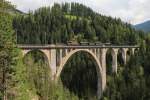 Ge 6/6 I der Rhätischen Bahn mit einem Sonderzug am 19.08.2014 auf dem Wiesener Viadukt.