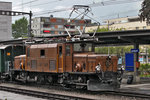 Angespannt vor dem Albula Erlebnisszug steht die Ge 6/6 I 415 im Bahnhof Landquart.Bild vom 31.7.2016