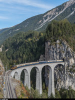 RhB Bahnoldtimer im Stundentakt, 16. Oktober 2016: Das  Rhätische Krokodil  Ge 6/6 I überfährt mit den Pullmanwagen als Engadin-Express nach Chur den 65 Meter hohen und 136 Meter langen Landwasserviadukt.