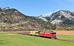 In Bonaduz fahren die Ge 6/6 II 706 und die Gfm 4/4 23402 (Schalkereisenhütte) mit einem geringen Güterzug vorüber.Bild 6.4.2018