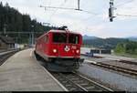 Güterzug mit Ge 6/6 II 706  Disentis/Mustér  der Rhätischen Bahn (RhB) durchfährt den Bahnhof Reichenau-Tamins (CH) auf Gleis 3 Richtung Chur.
[10.7.2018 | 16:22 Uhr]