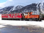 Die E-Lok Ge 6/6 II 702 mit werbung  60 Jahre - 6 millionen km  im Bf. Samedan mit bautraktor Tmf 2/2 89. 17/01/2019