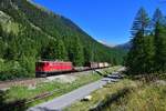 Ge 6/6 II 704 mit einem Güterzug am 04.09.2019 im Val Bever.