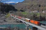 5135 nach Samedan mit Ge 6/6 II 703  St.Moritz  auf der neuen Brücke über den Hinterrhein bei Reichenau-Tamins.