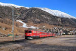 Ge 6/6 II 703 mit einem RE am 26.12.2016 bei Samedan.