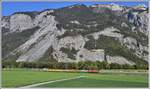 Altschotterzug mit der Ge 6/6 II 705  Pontresina/Puntraschigna  vor dem Calanda Massiv bei Felsberg.