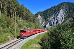 Ge 6/6 II 702 mit einem Regio am 09.09.2020 bei Trin.