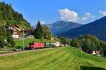 Ge 6/6 II 705 mit einem Güterzug am 18.09.2020 bei Serneus.