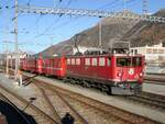 Die RhB-Ge 6/6 II 702  Curia  (Baujahr 1958) am 1. November 2007 mit einer Albula-Stammkomp sowie einem Autowagen Skl bei der Einfahrt in Samedan.