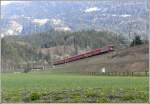 RE 1157 mit Ge 6/6 II 704 hat soeben den Hinterrhein bei Reichenau-Tamins berquert und befindet sich jetzt auf dem Weg nach St.Moritz.