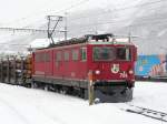 RhB - E-Lok Ge 6/6 704 vor Gterwagen im Bahnhofsareal von Samedan am 04.12.2009