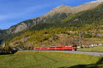 Ge 6/6 II 703 mit einem Engadin Star am 16.10.2016 bei Zernez.