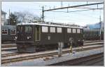 Ge 6/6 II 702 *Curia  steht in Chur. Im Hintergrund auf dem alten Zufahrtsgeleise der ehemaligen Hauptwerksttte SBB sind Belgische Liegewagen abgestellt. (Archiv 03/77)