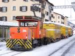 Die schwere E-traktor Ge 3/3 214 mit 3x  wagen mit  Die Post  containers. Bf. Samedan - 17-01-2019