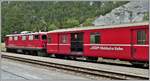 R1751 mit Ge 4/4 I 610  Viamala  mit D4210 in Versam-Safien, wo Zugchef Martin Schmid  wegen des trüben Wetters vergeblich auf Kajakfahrer wartet.