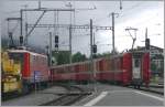 RE1237 nach Scuol-Tarasp mit einem DS (Gepckwagen mit Stromabnehmer) am Schluss, verlsst den Bahnhof Disentis. (03.06.2010)