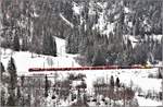 IR1148 aus St.Moritz mit Ge 4/4 III 647  Grüsch  hat soeben den Kahrtunnel oberhalb Filisur verlassen.