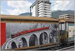 Güterwagen Haik in Ilanz mit Werbebild Ge 6/6 II 703  St.Moritz  auf dem Landwasserviadukt.