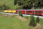 RhB Postverkehr am 20.09.2018: noch um 13:30 Uhr beim Verladen in Samedan, sind die drei Postcontainern als Schlusswagen jetzt um 14:45 Uhr schon Albula-abwährts oberhalb Bergün unterwegs.