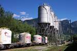 RhB Zementwagen Uce 8086, 8018, 8012 und 8013 am Zementsilo in Landquart am 18.05.2007.