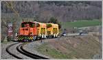 Tm 2/2 112 fährt mit zwei beladenen Schotterwagen Xac-1 93804 und 93801 vom Kiswerk Untervaz zum Bahnhof Untervaz-Trimmis zurück. (24.03.2020)