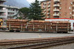 Der RhB Rungenwagen 8288 steht voll beladen am 24.02.2019 im Bahnhof Tirano.