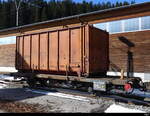 RhB - Güterwagen Kp-w  7509 mit Container abgestellt in Arosa am 05.03.2023