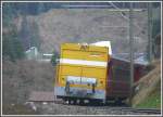 Der Zugschluss von RE1144 bildet ein Postcontainer, der sich bei Reichenau-Tamins in die Kurve legt.