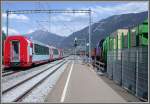 Nachschuss auf den Glacier Express, der soeben die Haltestelle Ems Werk durchfhrt auf dem Weg nach Chur. (24.05.2007)