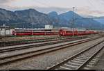 Blick auf die Abstellanlage der Rhätischen Bahn (RhB) im Bahnhof Landquart (CH) nahe des Bahnbetriebswerks mit zahlreichen Personenwagen, darunter auch solche des Bernina-Express (BEX).