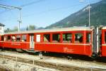 RhB - B 2302 am 24.08.2000 in Reichenau - 2.Klasse Mitteleinstiegs-Personenwagen Fliegender Rhtier - bernahme 1939 - SWS/SIG - Fahrzeuggewicht 18,00t - Sitzpltze 64 - LP 17,73m - zulssige