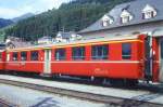 RhB - A 1222 am 01.06.1993 in Disentis - 1.Klasse Personenwagen Mittelschwere Stahlbauart mit Mitteleinstieg und Seitengngen - bernahme 14.04.1949 - SWS - Fahrzeuggewicht 20,00t - Sitzpltze 36 - LP 17,63m - zulssige Geschwindigkeit 90 km/h - 3=09.11.1983 2=06.07.1989 - Logo RhB in deutsch - Lebenslauf: ex AB4 222 - 1956 A4 1222 - 1964 A 1222 - 04.07.2006 Abbruch. Hinweis: Klassezahlen klein, niedriger Anschriftenblock, gescanntes Dia
