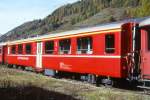 RhB - A 1222 am 22.10.1998 in Scuol - 1.Klasse Personenwagen Mittelschwere Stahlbauart mit Mitteleinstieg und Seitengngen - bernahme 14.04.1949 - SWS - Fahrzeuggewicht 20,00t - Sitzpltze 36 - LP 17,63m - zulssige Geschwindigkeit 90 km/h - 3=09.11.1983 2=21.02.1997 - Logo RhB in deutsch - Lebenslauf: ex AB4 222 - 1956 A4 1222 - 1964 A 1222 - 04.07.2006 Abbruch. Hinweis: Klassezahlen gro, hoher Anschriftenblock, dicke Betriebsnummern, gescanntes Dia
