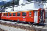 RhB - A(WR-S) 1223 am 02.08.1992 in Disentis - Hilfsspeisewagen /Saalwagen) Einheitspersonenwagen Typ I - bernahme 20.12.1962 - FFA/SIG - Fahrzeuggewicht 21,00t - Sitzpltze 36 - LP 18,42m - zulssige Geschwindigkeit 90 km/h - 3=12.07.1991 - Logo RhB in deutsch - Lebenslauf: ex A4 1223 - 1964 A 1223 - 12.07.1991 A(WR-S) 1223. Hinweis: mit Hinweispfeile fr Taster an den Tren, Klassezahlen klein, hoher Anschriftenblock, dnne Betriebsnummern, gescanntes Dia
