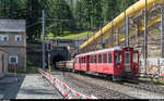 Der Albula-Sprinter fährt am 13. Juli 2017 aus dem Bahnhof Spinas in den Albulatunnel ein. Der aus einem Mitteleinstiegswagen umgebaute Xa 99801 dient als Behelfssteuerwagen und zum Personaltransport.