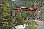 In der Zügenschlucht zwischen Wiesen und Davos Monstein schwingt sich das Brombenzviadukt über die alte Zügenstrasse und den Fluss Landwasser.