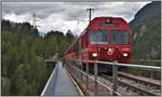 R1832 nach Davos Platz mit führendem BDt 1758 auf dem Wiesner Viadukt.