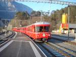 Ein Regionalzug der Rhtischen Bahn RHB nach Thusis, bei der Einfahrt in den Bahnhof Raichenau-Tamins.