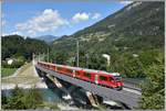 IR1128 nach Chur mit Steuerwagen Ait57806 und Ge 4/4 III 643  Vals  auf der neuen Hinterrheinbrücke in Reichenau-Tamins.