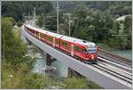 IR1128 St.Moritz - Chur mit Bt57805 an der Spitze überquert den Hinterrhein bei Reichenau-Tamins.