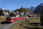 RhB BDt 1758 bei der Ausfahrt aus Ardez am 24.